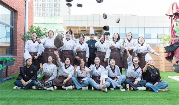 “告诉我,你是在哪个瞬间爱上欧米奇的?”